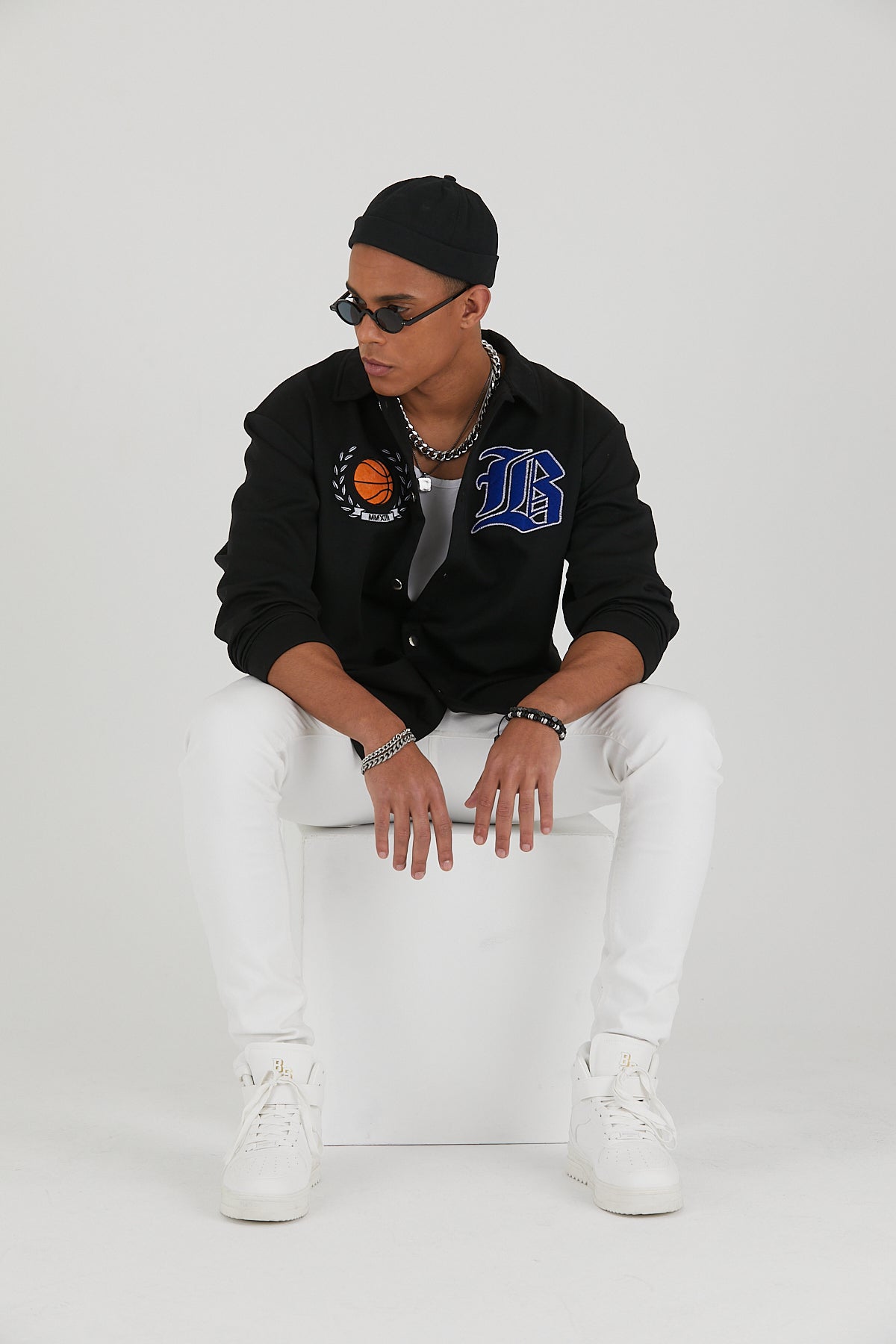 Collegejacke “B”-Logo.