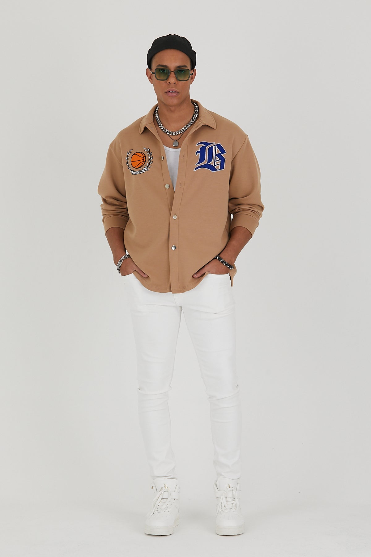 Collegejacke “B”-Logo.