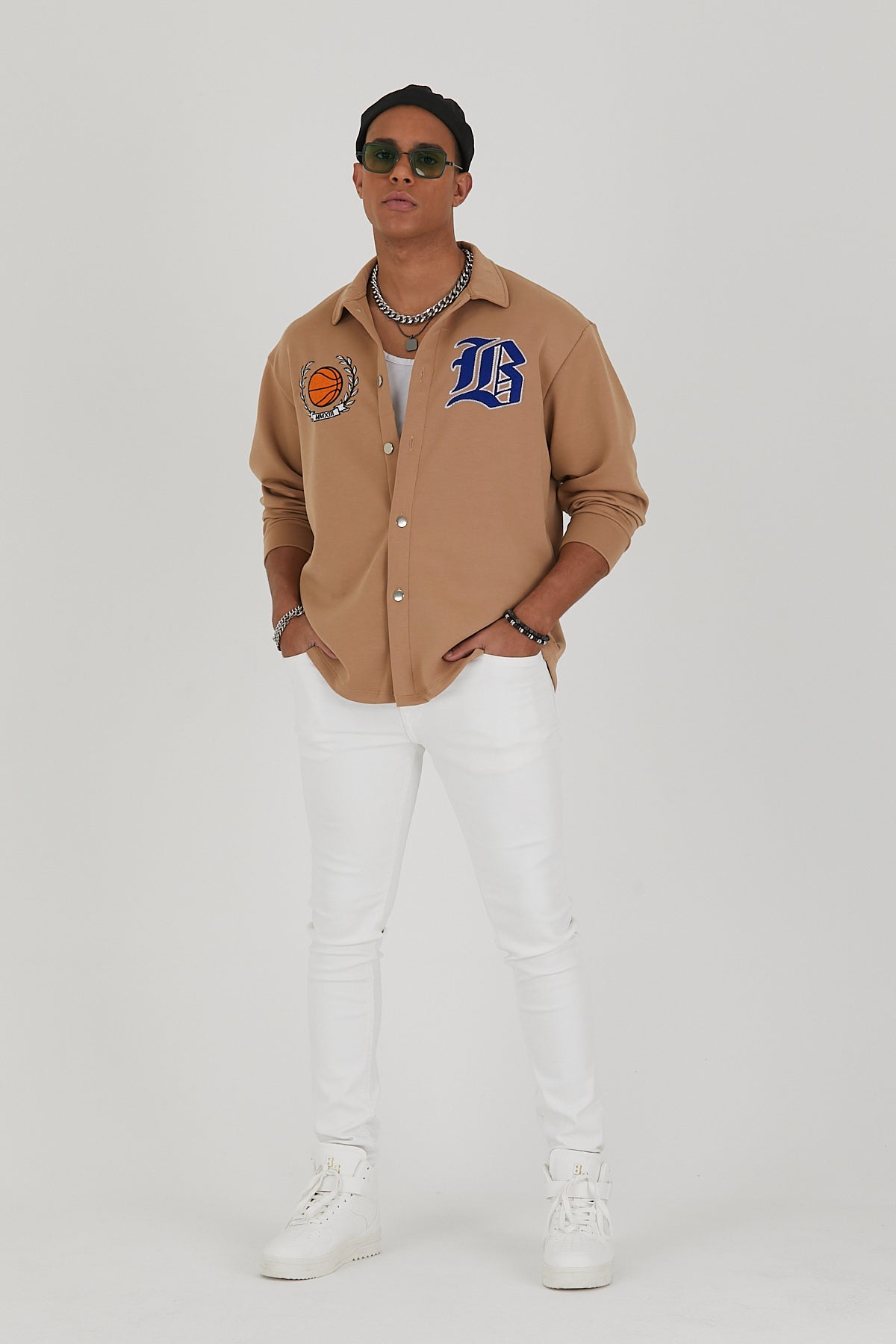 Collegejacke “B”-Logo.