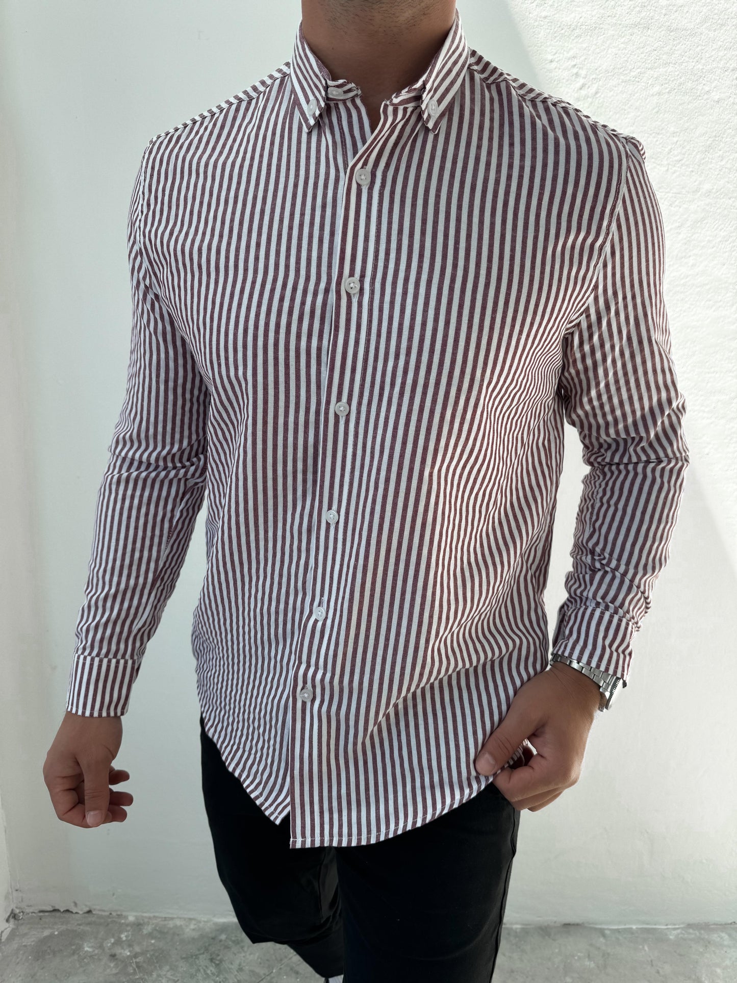 Slim Fit Hemd mit Knopfkragen – Rot fein gestreift