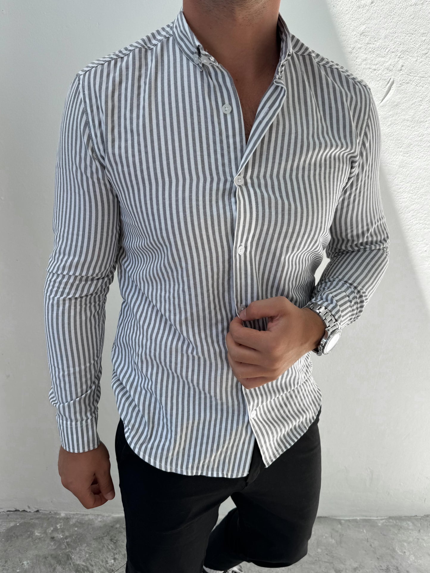 Slim Fit Hemd mit Knopfkragen – Grau fein gestreift