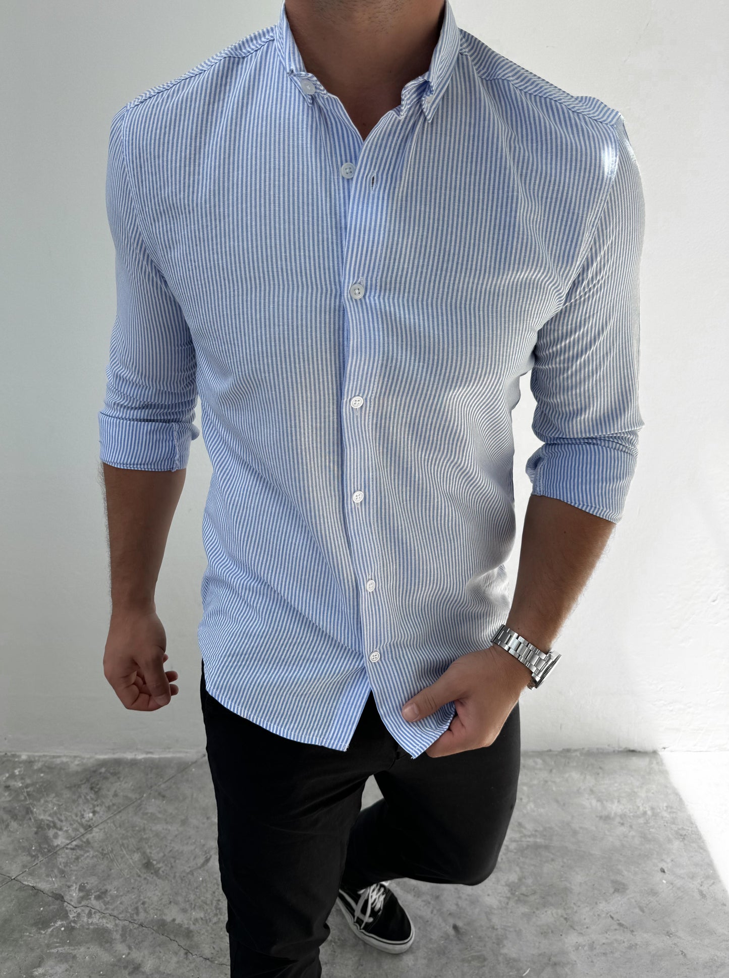 Slim Fit Hemd mit Knopfkragen – Blau fein gestreift