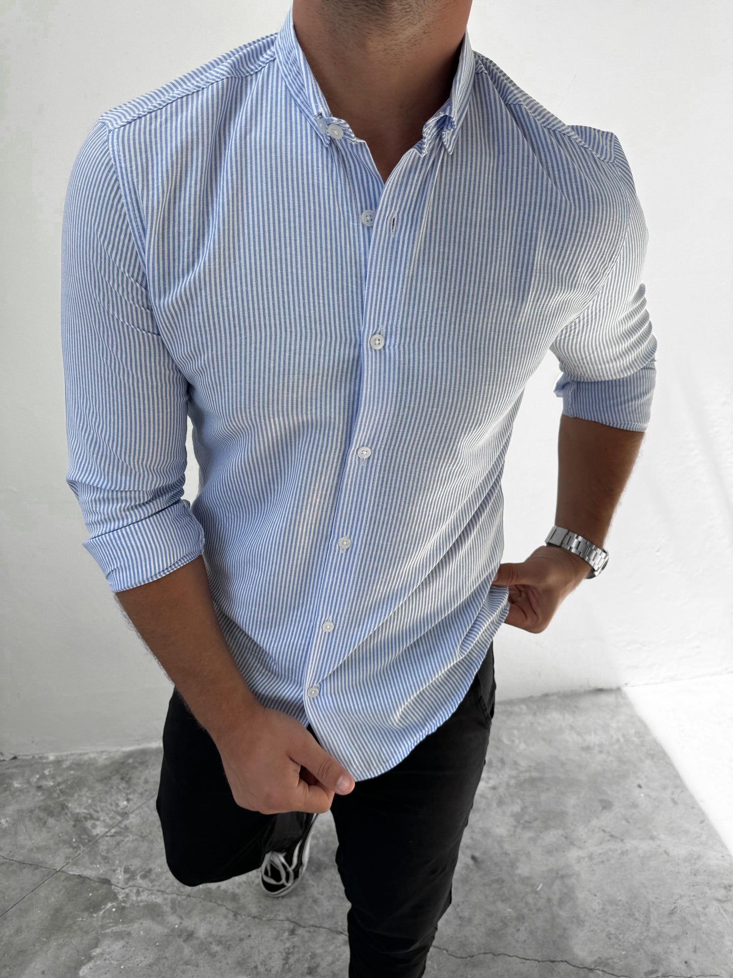 Slim Fit Hemd mit Knopfkragen – Blau fein gestreift