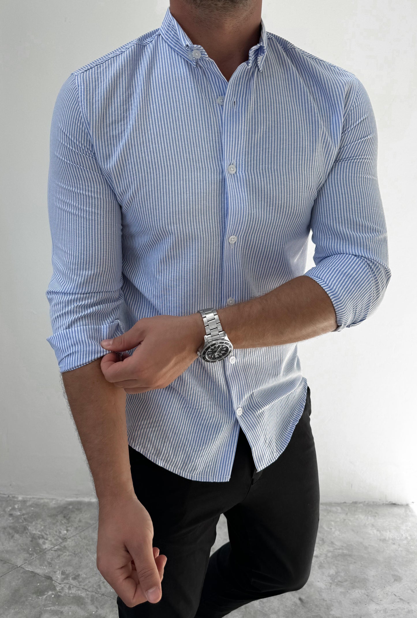 Slim Fit Hemd mit Knopfkragen – Blau fein gestreift