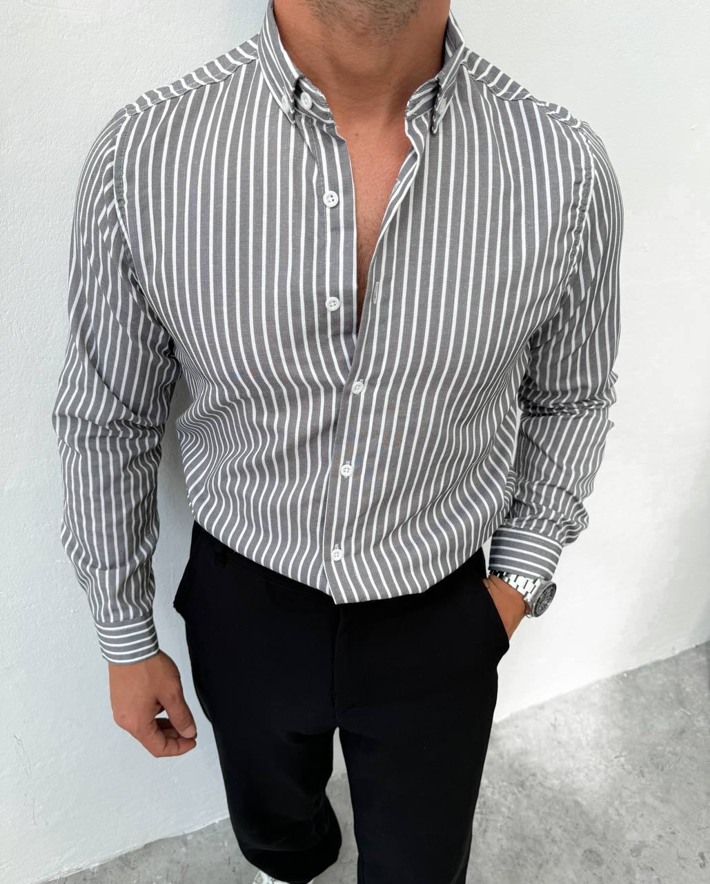Slim Fit Hemd mit Knopfkragen – Grau gestreift