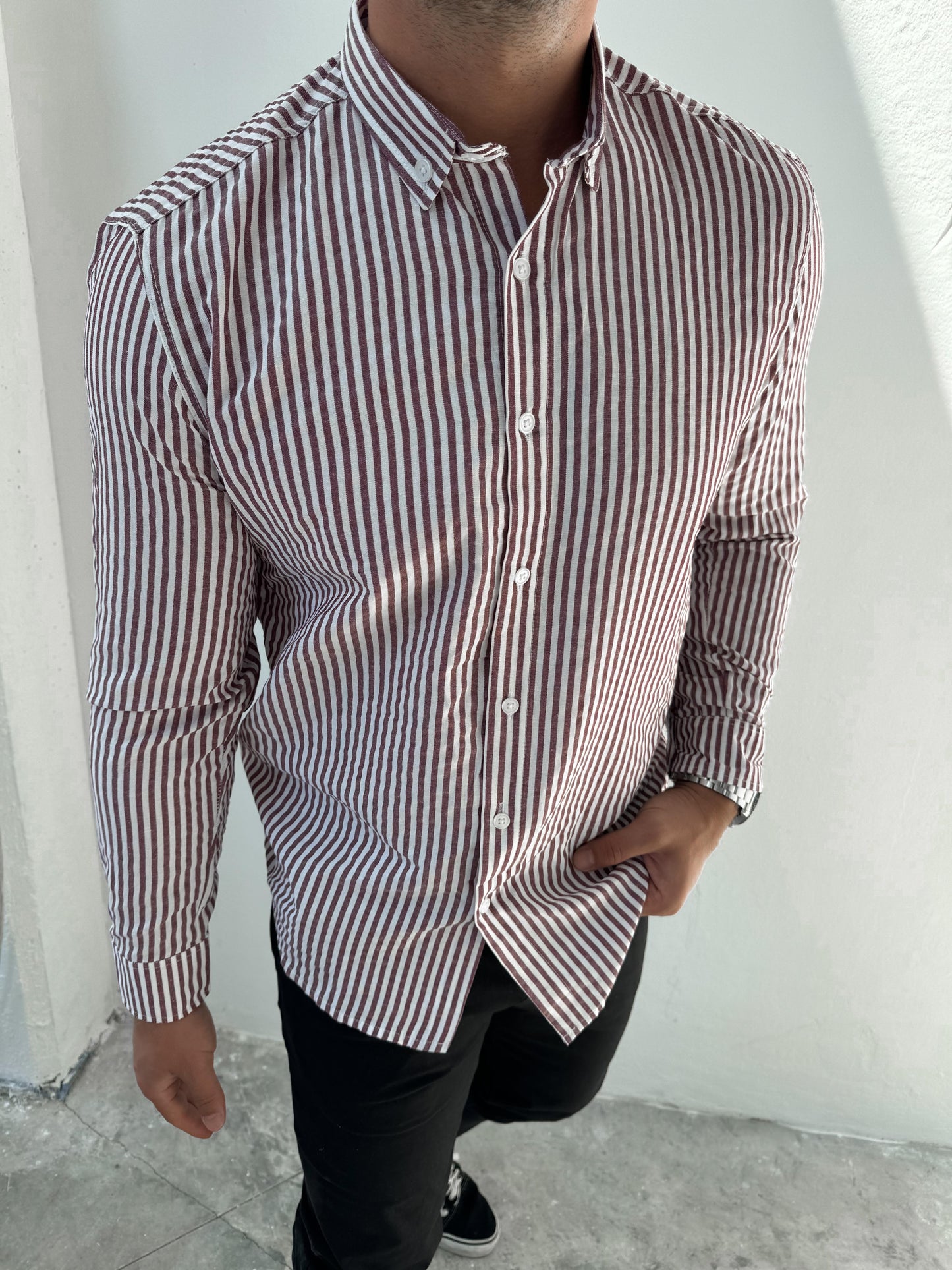 Slim Fit Hemd mit Knopfkragen – Rot fein gestreift