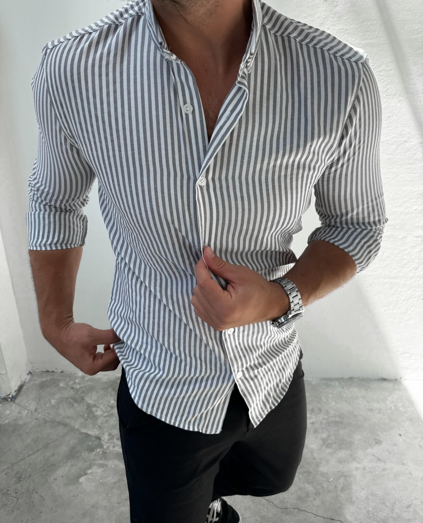 Slim Fit Hemd mit Knopfkragen – Grau fein gestreift