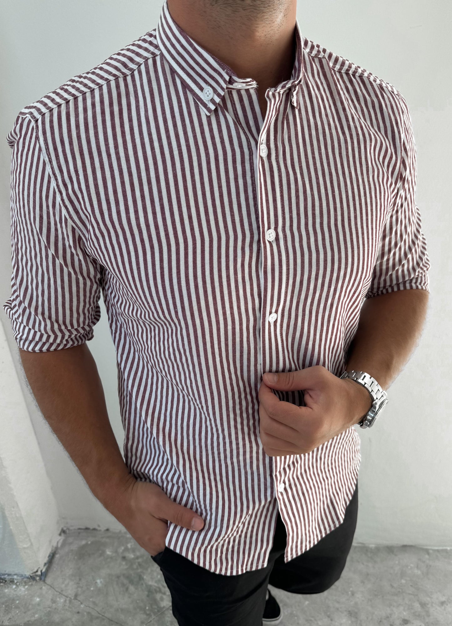 Slim Fit Hemd mit Knopfkragen – Rot fein gestreift
