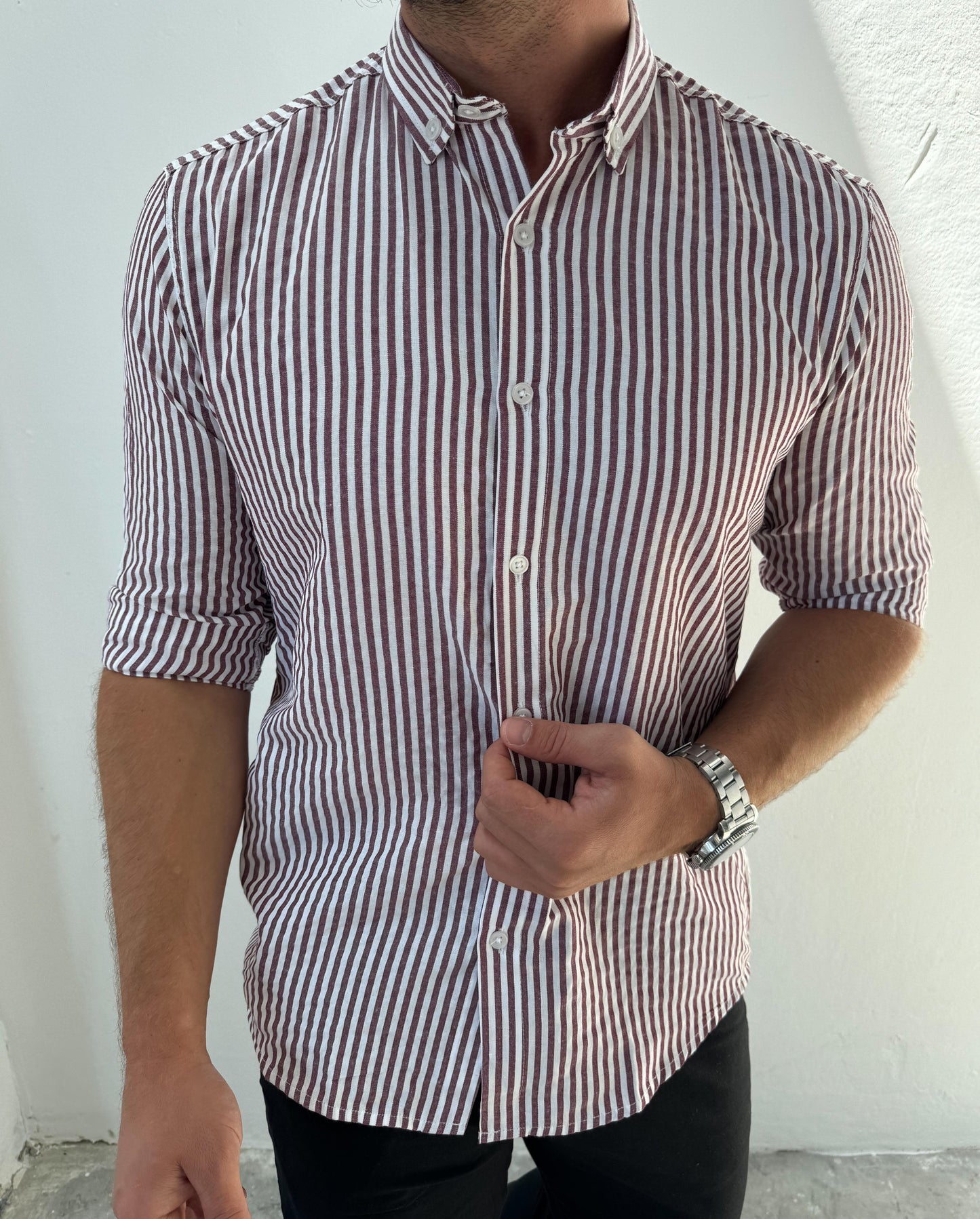 Slim Fit Hemd mit Knopfkragen – Rot fein gestreift