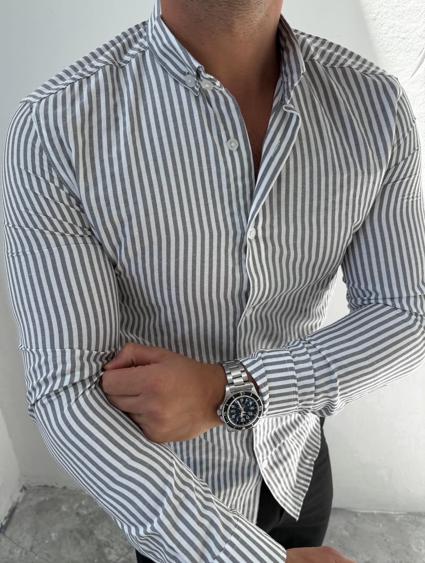 Slim Fit Hemd mit Knopfkragen – Grau fein gestreift