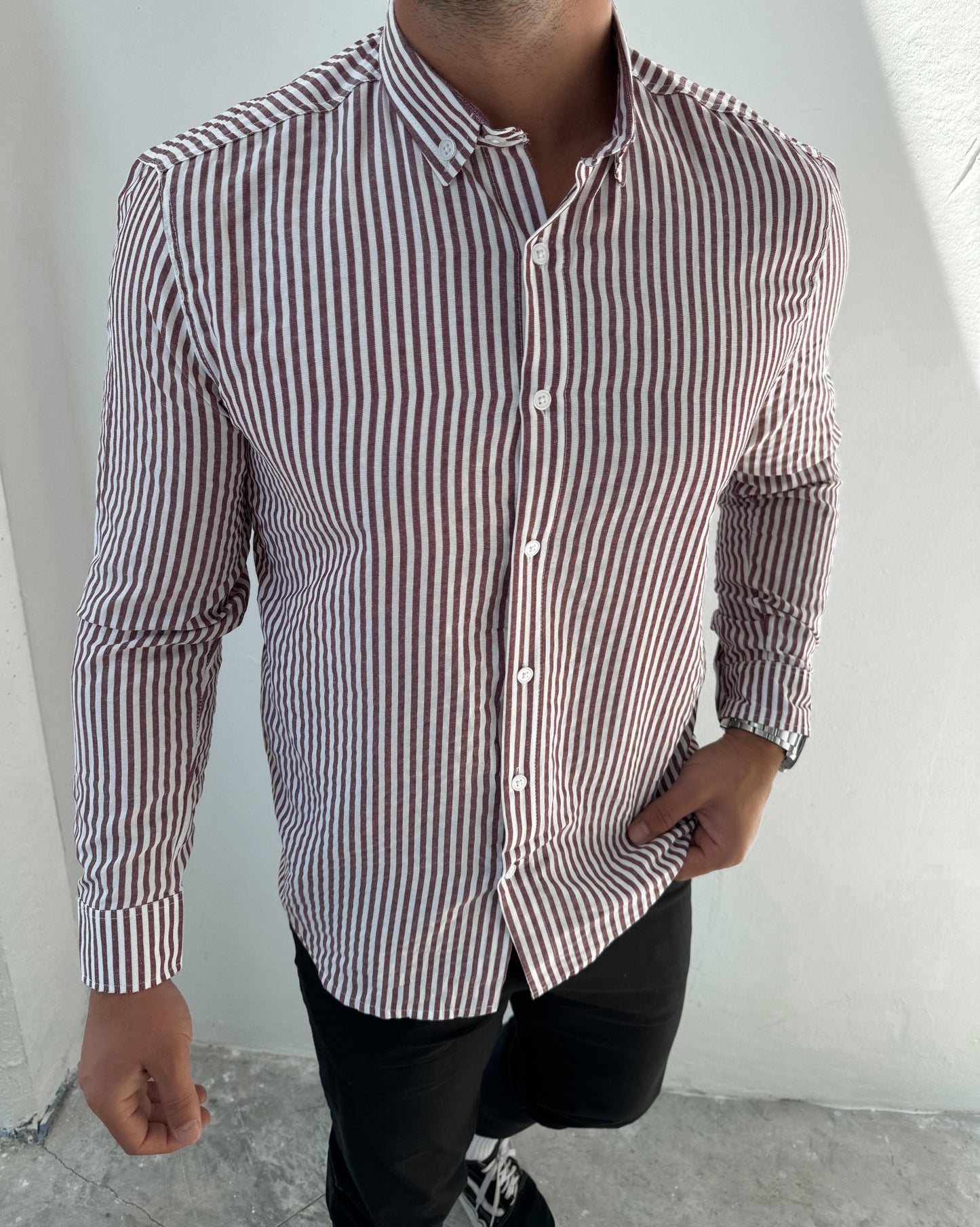Slim Fit Hemd mit Knopfkragen – Rot fein gestreift